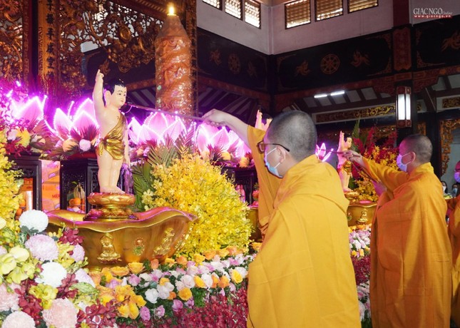 Chư Tăng trang nghiêm thực hiện nghi thức Tắm Phật