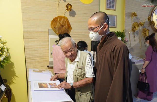 Đại đức Thích Thị Vinh cùng tìm hiểu về bộ sưu tập tem Cuộc đời Đức Phật Đại đức Thích Thị Vinh cùng tìm hiểu về bộ sưu tập tem Cuộc đời Đức Phật