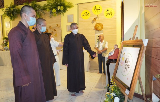 Đại đức Thích Vạn Đạt tác giả bức tranh thư pháp Phật đản sanh đang giới thiệu đến chư tôn đức Đại đức Thích Vạn Đạt tác giả bức tranh thư pháp Phật đản sanh đang giới thiệu đến chư tôn đức