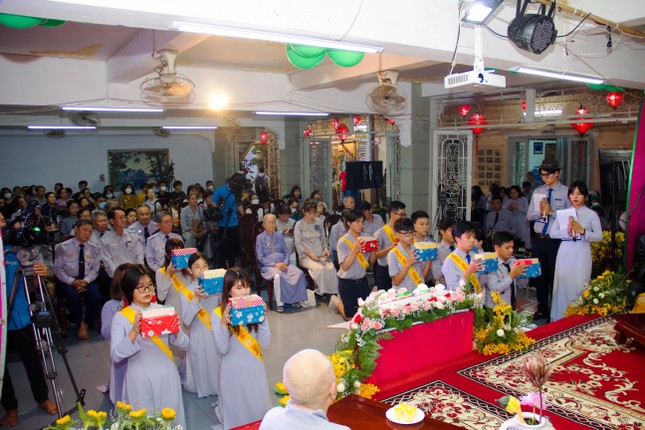 Gia đình Phật tử Giác Hạnh dâng quà tri ân đến chư tôn đức Gia đình Phật tử Giác Hạnh dâng quà tri ân đến chư tôn đức