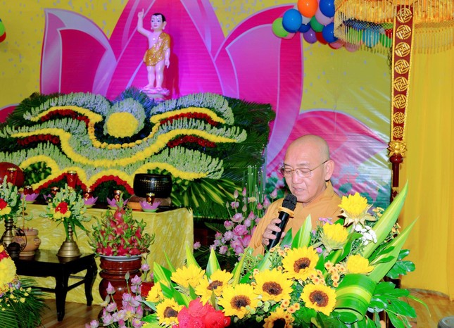 Thượng tọa Thích Bình Tâm tuyên đọc Diễn văn Đại lễ Phật đản của Hòa thượng Chủ tịch Hội đồng Trị sự GHPGVN