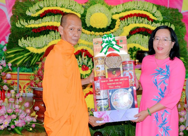 Hòa thượng Mai Xe, Trưởng ban Trị sự GHPGVN huyện Thới Lai nhận quà chúc mừng của chính quyền TP.Cần Thơ