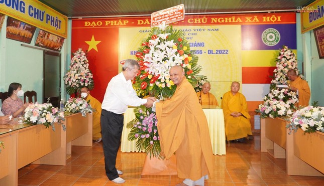 Ông Dương Văn Duyên trao lẵng hoa chúc mừng của chính quyền huyện