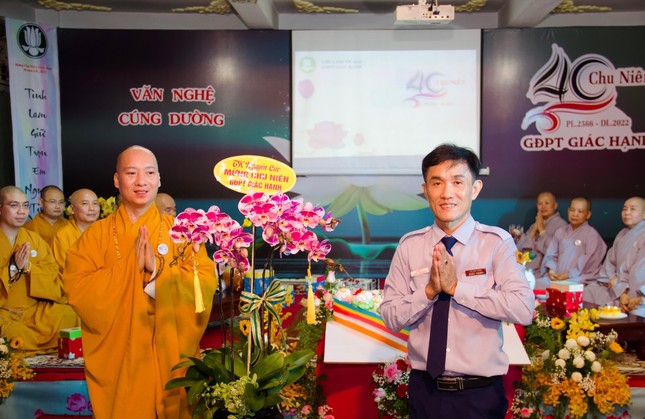 Đại đức Thích Nguyên Các, Phó trụ trì chùa Vĩnh Nghiêm tặng quà mừng chu niên Đại đức Thích Nguyên Các, Phó trụ trì chùa Vĩnh Nghiêm tặng quà mừng chu niên