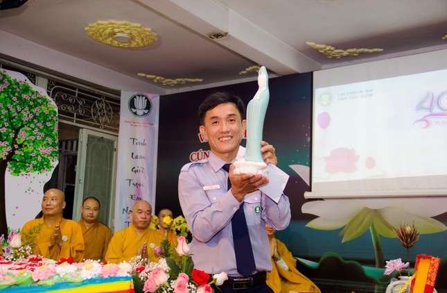 Quà Ni trưởng ân sư tặng là tôn tượng Bồ-tát Quán Thế âm Quà Ni trưởng ân sư tặng là tôn tượng Bồ-tát Quán Thế âm