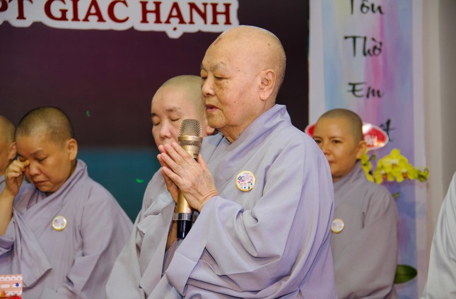 Ni trưởng Thích nữ Tịnh Nguyện phát biểu tri ân Ni trưởng Thích nữ Tịnh Nguyện phát biểu tri ân