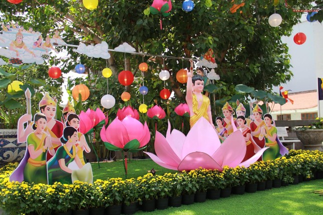 Vườn Lâm-tỳ-ni do Gia đình Phật tử Vĩnh Nghiêm (chùa Vĩnh Nghiêm, quận 3, TP.HCM) thiết trí để dâng lên cúng dường Phật đản
