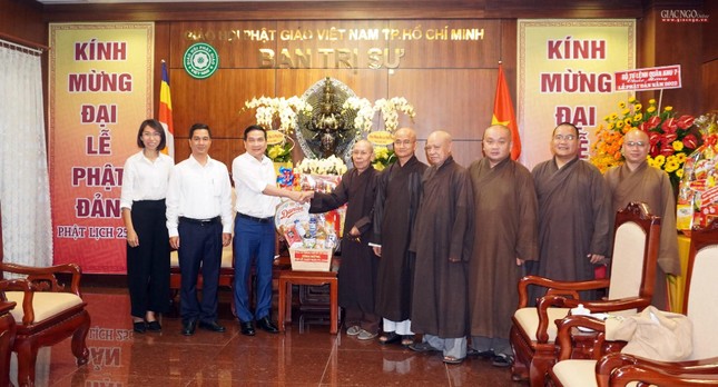 Công an TP.HCM tặng quà chúc mừng