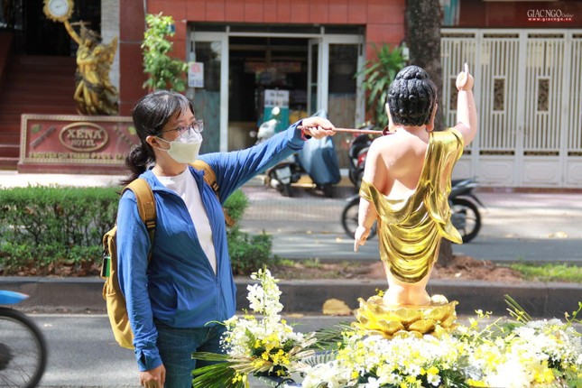 Tôn tượng Phật đản sanh trên đường Nguyễn Chí Thanh