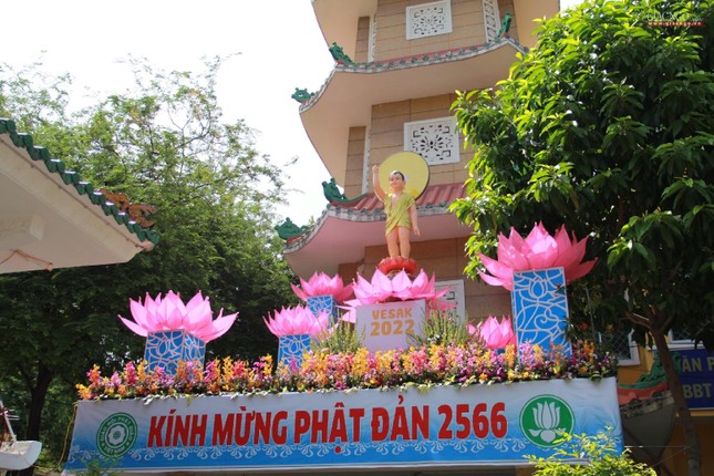 Lễ đài Phật đản tại chùa Xá Lợi (quận 3) do Gia đình Phật tử Xá Lợi thiết trí kính mừng Đại lễ Phật đản Phật lịch 2566