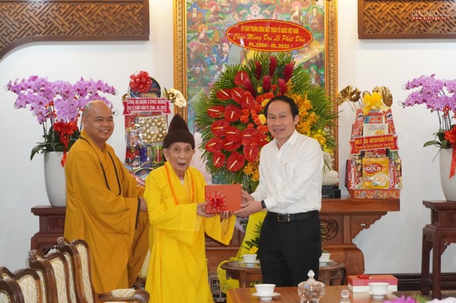 Tặng quà chúc mừng Phật đản đến Trưởng lão Hòa thượng Thích Đức Nghiệp Tặng quà chúc mừng Phật đản đến Trưởng lão Hòa thượng Thích Đức Nghiệp