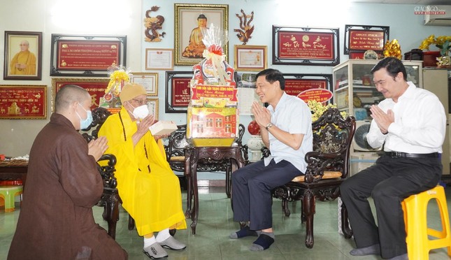 Đoàn thăm chúc mừng Phật đản đến Trưởng lão Hòa thượng Thích Hiển Tu tại chùa Xá Lợi