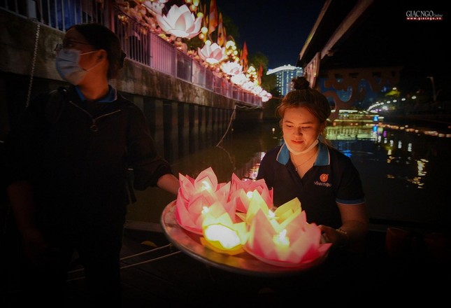 Chùa Pháp Hoa bắt đầu tổ chức lễ hội hoa đăng kính mừng và tri ân ngày khánh đản từ năm 2006