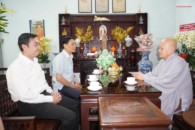 Đoàn đến thăm, chúc mừng Phật đản đến Ni trưởng Thích nữ Tịnh Nguyện tại chùa Phước Hải