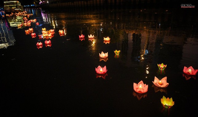&quot;Biển đèn bao phủ Pháp Hoa / Muôn phương ánh sáng tràn về tâm không / Một ngọn là một tấm lòng / Bóng Như Lai tỏa khắp cùng 10 phương&quot;