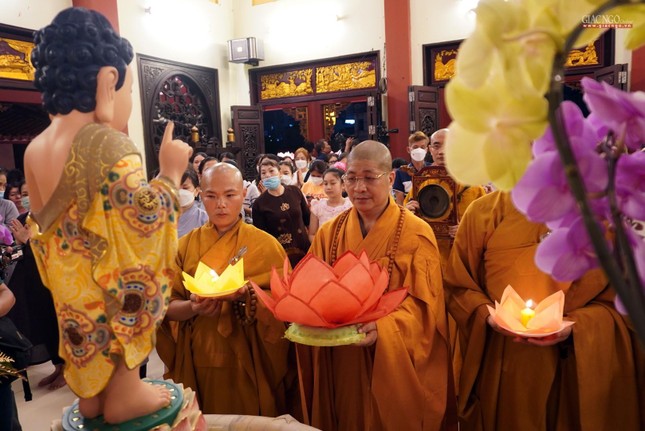 Thượng tọa Thích Quảng Minh, trụ trì chùa Pháp Hoa trong khóa lễ hoa đăng