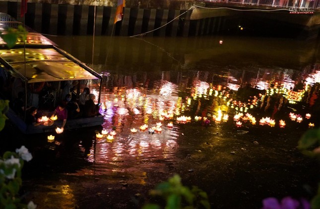 &quot;Mong sao thắp sáng ngọn đèn / Trí tuệ phá vỡ đêm đen ngục tù / Hạnh nguyện viên mãn đường tu / Trọn thành chính giác đại từ độ sinh&quot;