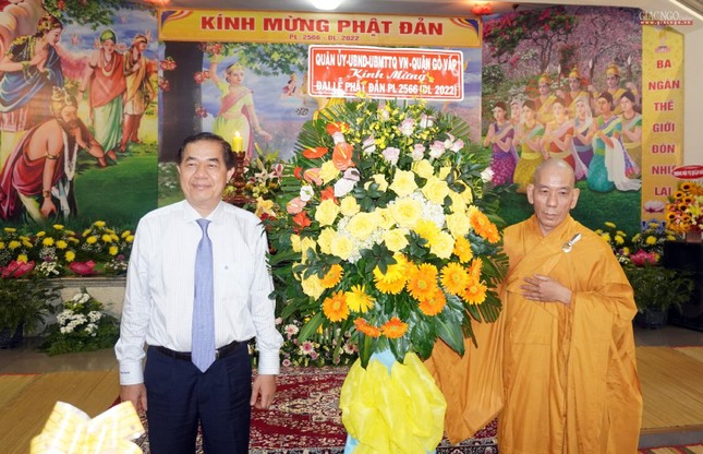Ông Sử Ngọc Anh trao lẵng hoa chúc mừng Phật đản đến Phật giáo quận Gò Vấp do Thượng tọa Thích Giác Trí đón nhận Ông Sử Ngọc Anh trao lẵng hoa chúc mừng Phật đản đến Phật giáo quận Gò Vấp do Thượng tọa Thích Giác Trí đón nhận