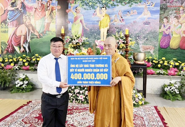Thượng tọa Thích Giác Trí thay mặt Tăng Ni, Phật tử các tự viện quận Gò Vấp trao ủng hộ xây Nhà tình thương và ủng hộ Quỹ Vì người nghèo của quận Gò Vấp trong dịp Phật đản Phật lịch 2566 Thượng tọa Thích Giác Trí thay mặt Tăng Ni, Phật tử các tự viện quận Gò Vấp trao ủng hộ xây Nhà tình thương và ủng hộ Quỹ Vì người nghèo của quận Gò Vấp trong dịp Phật đản Phật lịch 2566