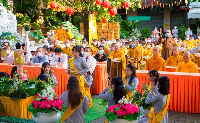 Gia đình Phật tử dâng trầm, dâng hoa cúng dường Gia đình Phật tử dâng trầm, dâng hoa cúng dường