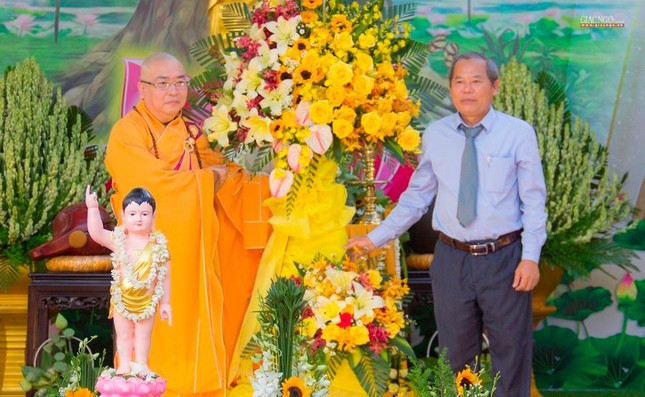 Chính quyền quận 12 tặng lẵng hoa chúc mừng Phật đản Chính quyền quận 12 tặng lẵng hoa chúc mừng Phật đản