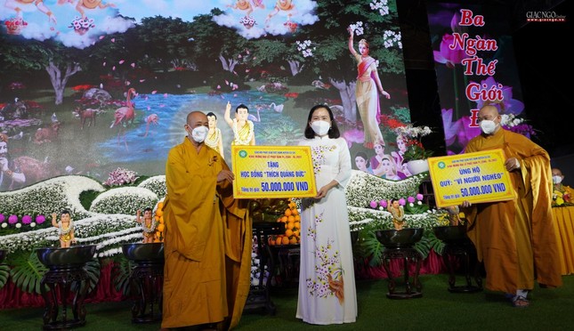 Thượng tọa Thích An Thường trao ủng hộ Quỹ học bổng "Thích Quảng Đức" và quỹ Vì người nghèo đến bà Nguyễn Thị Hằng Thượng tọa Thích An Thường trao ủng hộ Quỹ học bổng "Thích Quảng Đức" và quỹ Vì người nghèo đến bà Nguyễn Thị Hằng