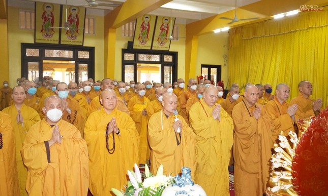 Thượng tọa Thích Giác Dũng thay mặt chư Tăng chùa Vĩnh Nghiêm tác bạch Thượng tọa Thích Giác Dũng thay mặt chư Tăng chùa Vĩnh Nghiêm tác bạch