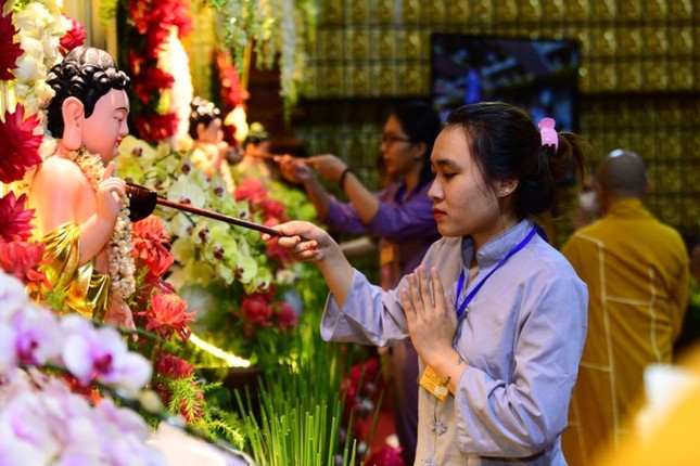 Thực hiện nghi thức Tắm Phật Thực hiện nghi thức Tắm Phật