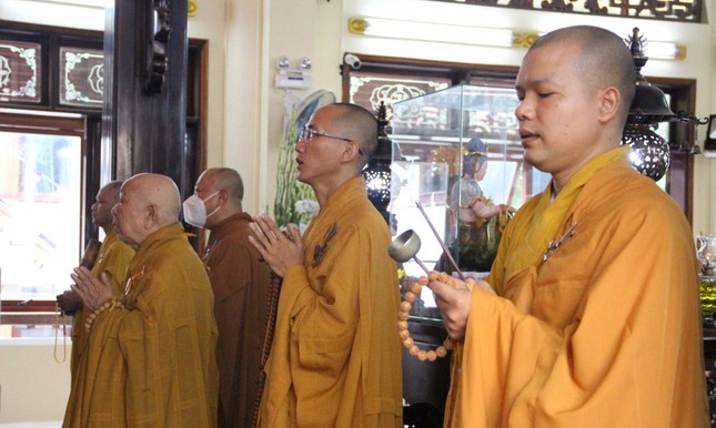 Chư tôn đức trang nghiêm lễ Phật