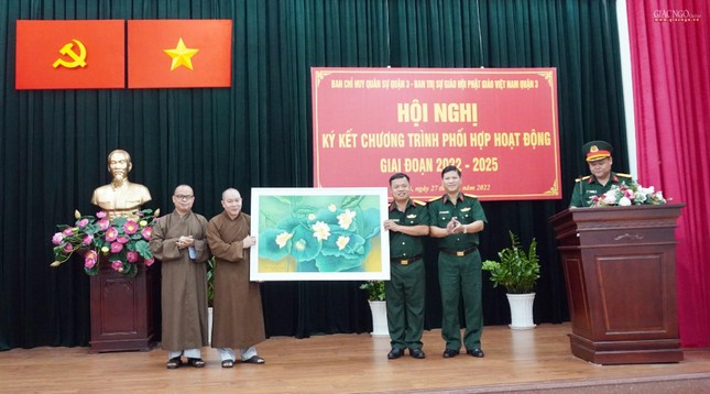 Ban Chỉ huy Quân sự quận 3 tặng quà lưu niệm đến Ban Trị sự GHPGVN quận 3 Ban Chỉ huy Quân sự quận 3 tặng quà lưu niệm đến Ban Trị sự GHPGVN quận 3