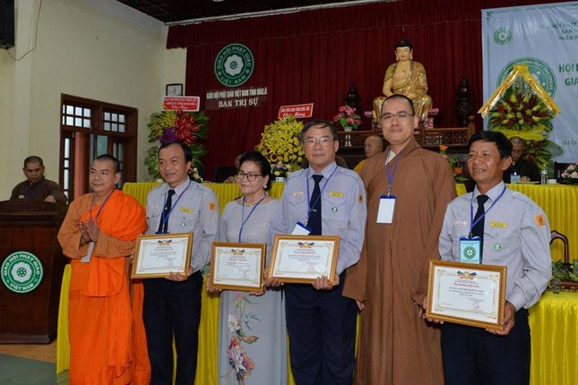 Trao bằng công đức ghi nhận đóng góp trong nhiệm kỳ