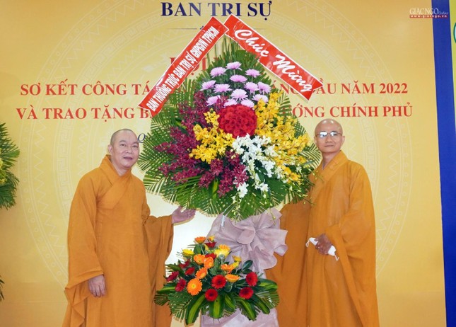 Thượng tọa Thích Thiện Quý, Phó ban kiêm Chánh Thư ký Ban Trị sự GHPGVN TP.HCM trao lẵng hoa chúc mừng đến Ban Trị sự GHPGVN quận 3 do Thượng tọa Thích Thiện Bửu đón nhận