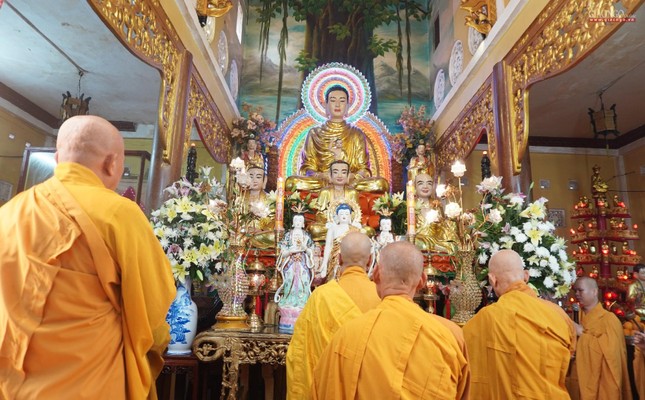 Trang nghiêm khóa lễ cúng ngọ tại chánh điện Trang nghiêm khóa lễ cúng ngọ tại chánh điện