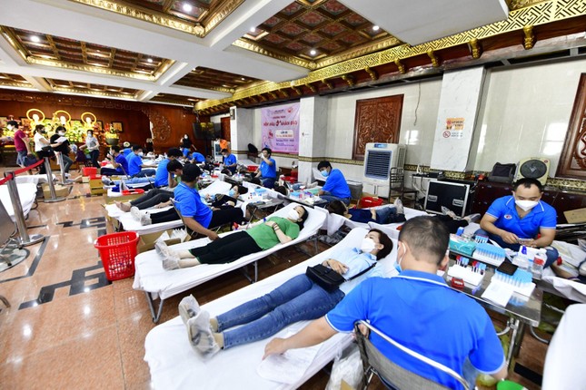 Ban Tổ chức cho biết có hơn 600 người tham gia hiến máu nhân đạo sáng 6-4-2022 Ban Tổ chức cho biết có hơn 600 người tham gia hiến máu nhân đạo sáng 6-4-2022