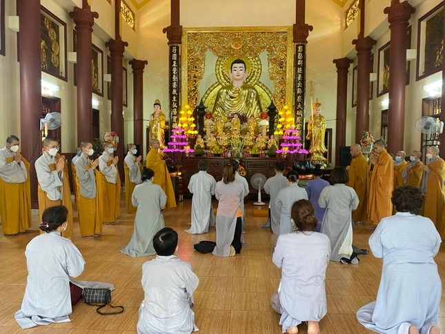 Đoàn cúng dường đến các trường hạ tỉnh Long An, Đồng Tháp, TP.Cần Thơ - Ảnh: NT