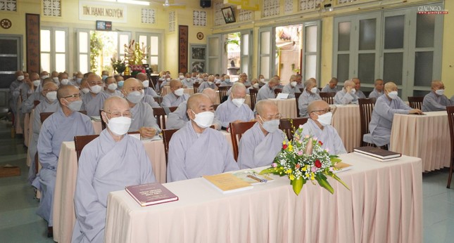 Chư tôn đức Ni lắng nghe Chư tôn đức Ni lắng nghe