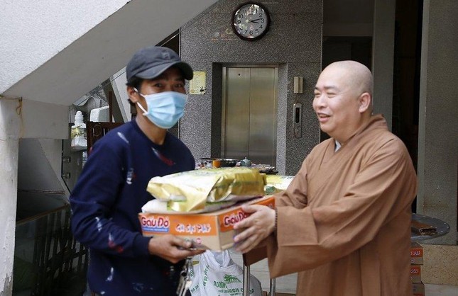 Thượng tọa Thích Nhuận Quang, trụ trì chùa Nguyên Ngộ tặng quà từ thiện đến người dân Thượng tọa Thích Nhuận Quang, trụ trì chùa Nguyên Ngộ tặng quà từ thiện đến người dân