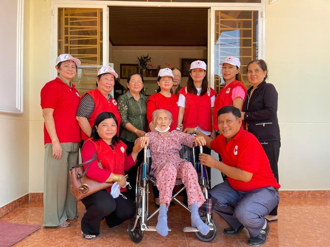 Trao tặng xe lăn tận nhà cho người lớn tuổi - Ảnh: TĐ