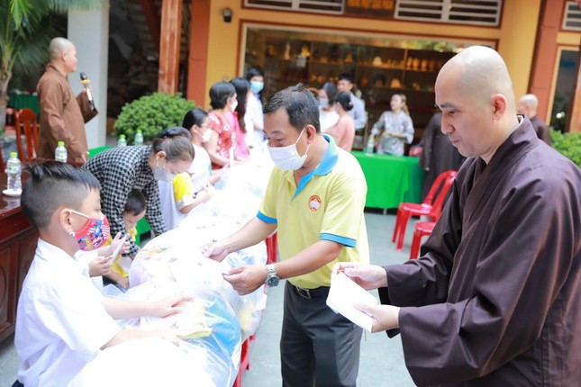 Nhu yếu phẩm, sữa và tiền mặt được trao đến các em Nhu yếu phẩm, sữa và tiền mặt được trao đến các em