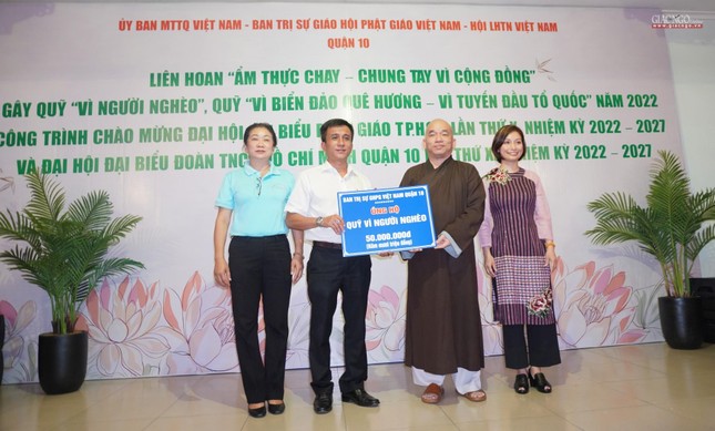 Thượng tọa Thích Nhật Thiện trao 50 triệu đồng ủng hộ quỹ Vì người nghèo đến ông Đoàn Hồng Hiệp, Chủ tịch Ủy ban MTTQVN quận 10 Thượng tọa Thích Nhật Thiện trao 50 triệu đồng ủng hộ quỹ Vì người nghèo đến ông Đoàn Hồng Hiệp, Chủ tịch Ủy ban MTTQVN quận 10