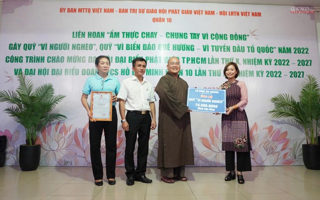 Chùa Ấn Quang trao 10 triệu đồng ủng hộ quỹ Chùa Ấn Quang trao 10 triệu đồng ủng hộ quỹ