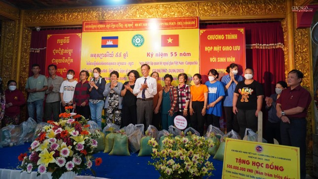 Hội Hữu nghị Việt Nam - Campuchia TP.HCM tặng 21 phần quà đến bà con khmer