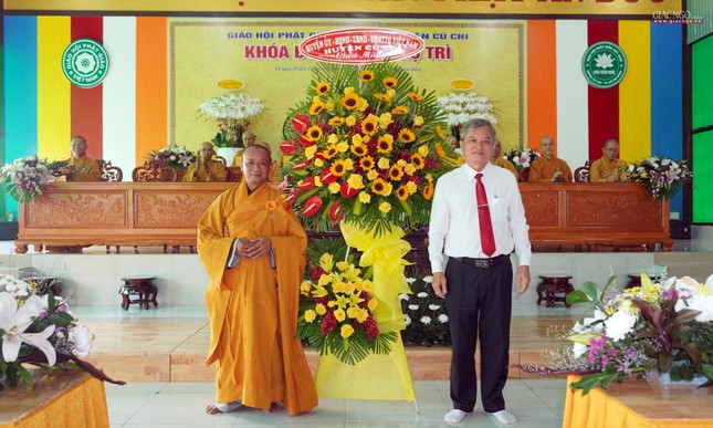 Ông Dương Văn Duyên trao tặng lẵng hoa chúc cho khóa bồi dưỡng thành tựu