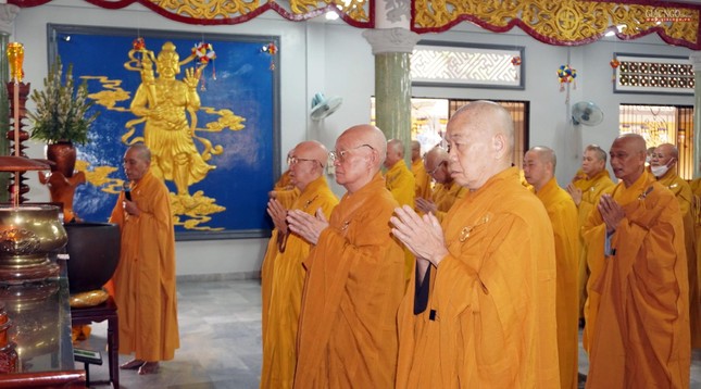 Chư tôn đức chứng minh thực hiện khóa lễ niêm hương, đảnh lễ Tam bảo Chư tôn đức chứng minh thực hiện khóa lễ niêm hương, đảnh lễ Tam bảo