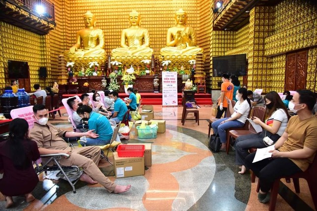 Hơn 700 người hiến máu Hơn 700 người hiến máu