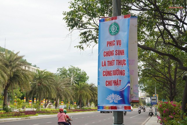 &quot;Phục vụ chúng sinh là cúng dường chư Phật&quot;