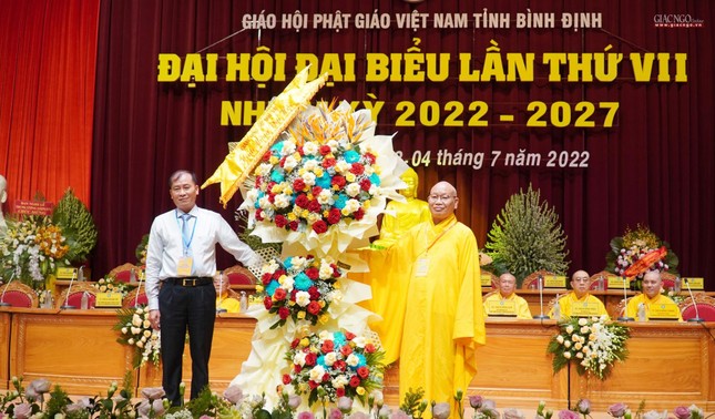 Lẵng hoa chúc mừng của đại diện chính quyền tỉnh Bình Định