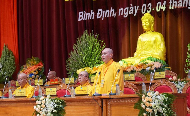 Thượng tọa Thích Đồng Thành điều hành trình bày tham luận