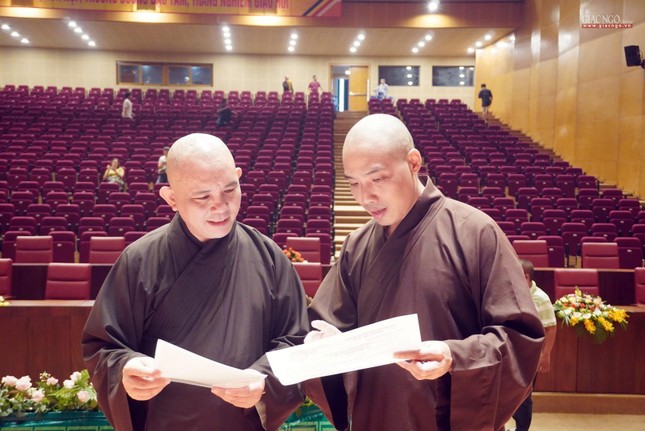 Thượng tọa Thích Đồng Thành, Phó Thường trực Ban Trị sự GHPGVN tỉnh Bình Định; Đại đức Thích Quảng Thái, Phó Thư ký kiêm Chánh Văn phòng Ban Trị sự GHPGVN tỉnh kiểm tra lại khâu kịch bản chương trình phiên trù bị