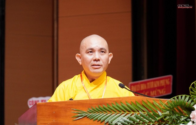 Thượng tọa Thích Đồng Thành thay mặt Tiểu ban Nhân sự đại hội trình danh sách nhân sự dự kiến